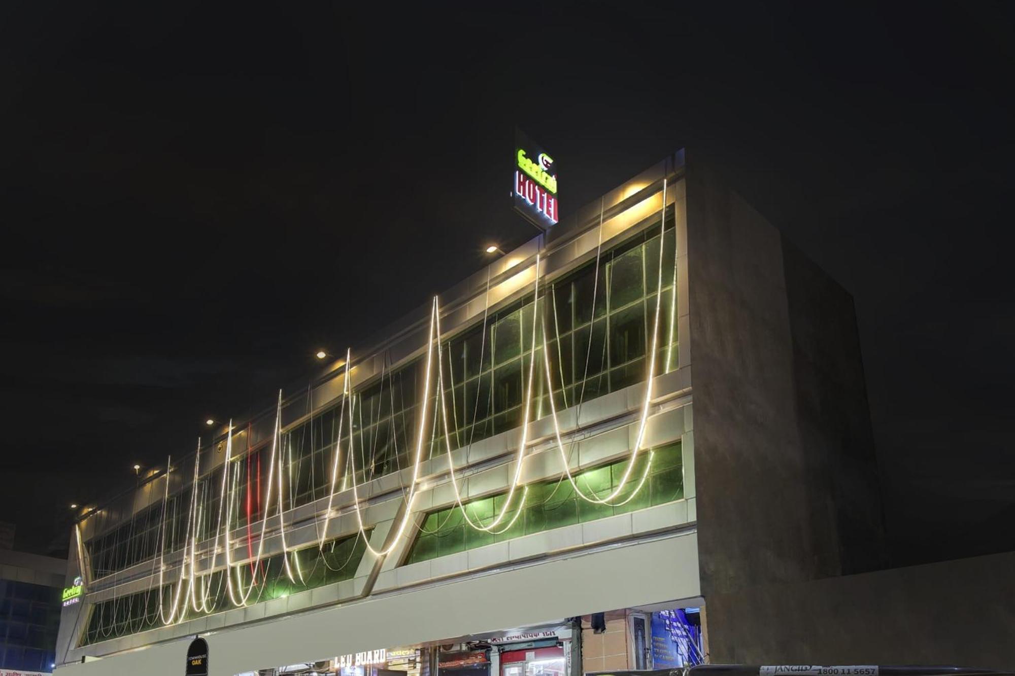 Super Townhouse Geetraj Near Shalimar Gateway Lucknow Hotel Eksteriør billede